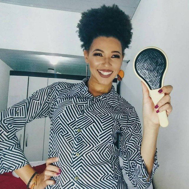 By: @divacrespaoficial - Oi meninas passando para avisar que tem post no blog sobre esse escova desembaraçadora Michel Mercier.