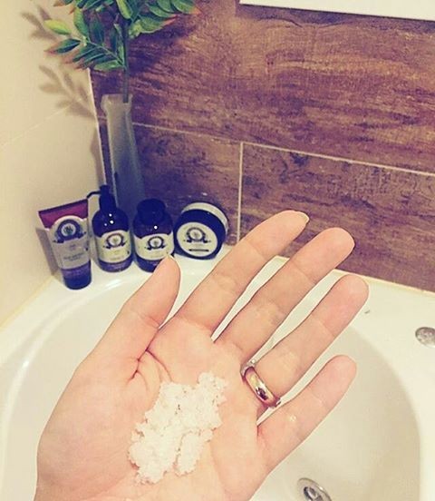 Sal esfoliante no banho